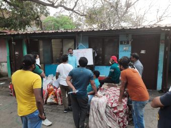 Vijay organising food distributions, Copyright: Vijay Kumar